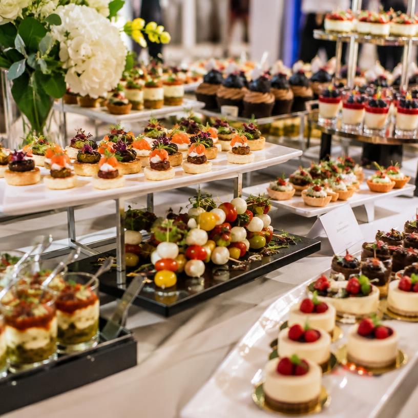 Buffet de catering con bocadillos gourmet y postres